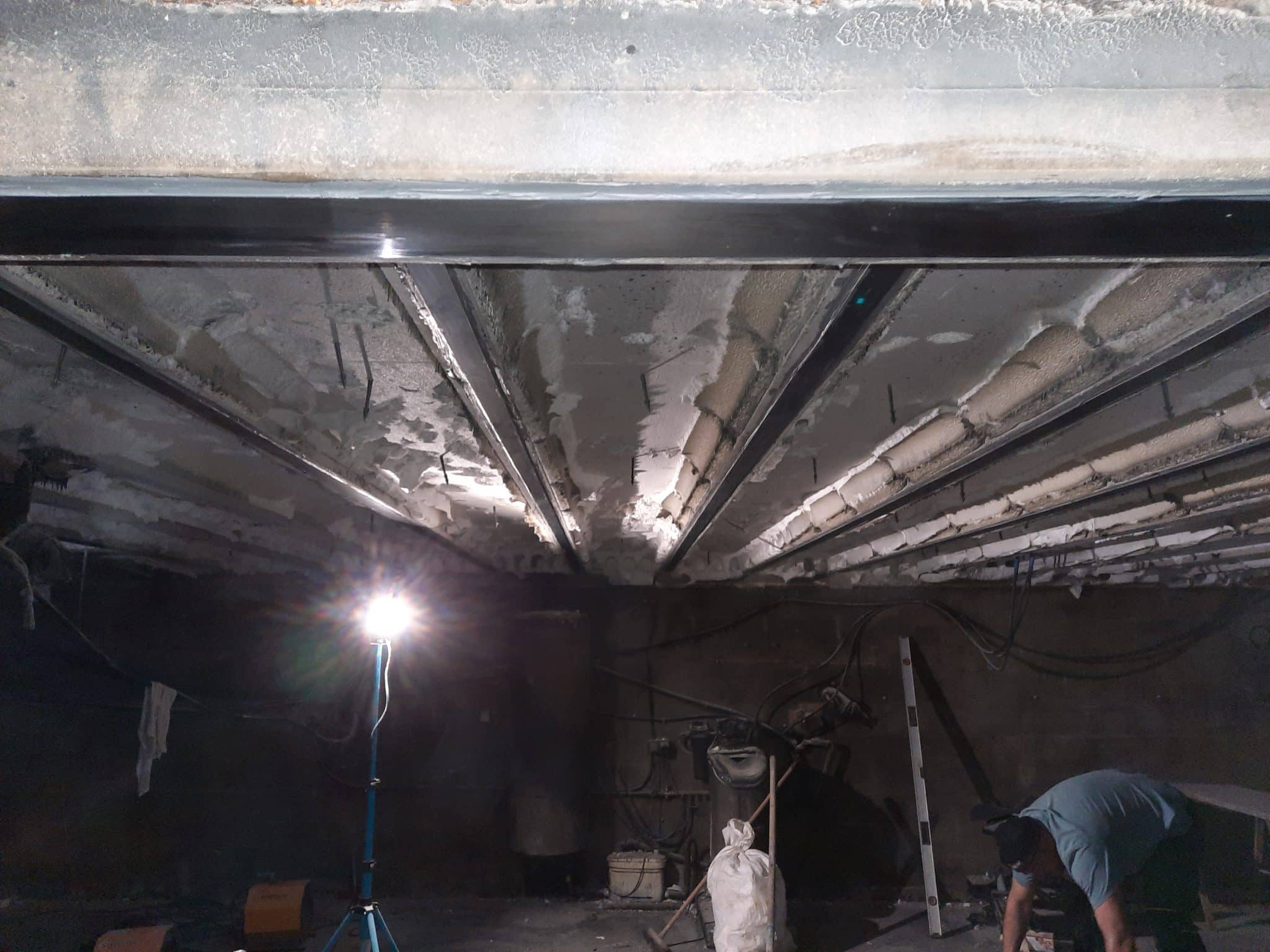 Renforcement avec carbone du plancher d'une maison incendiée.
